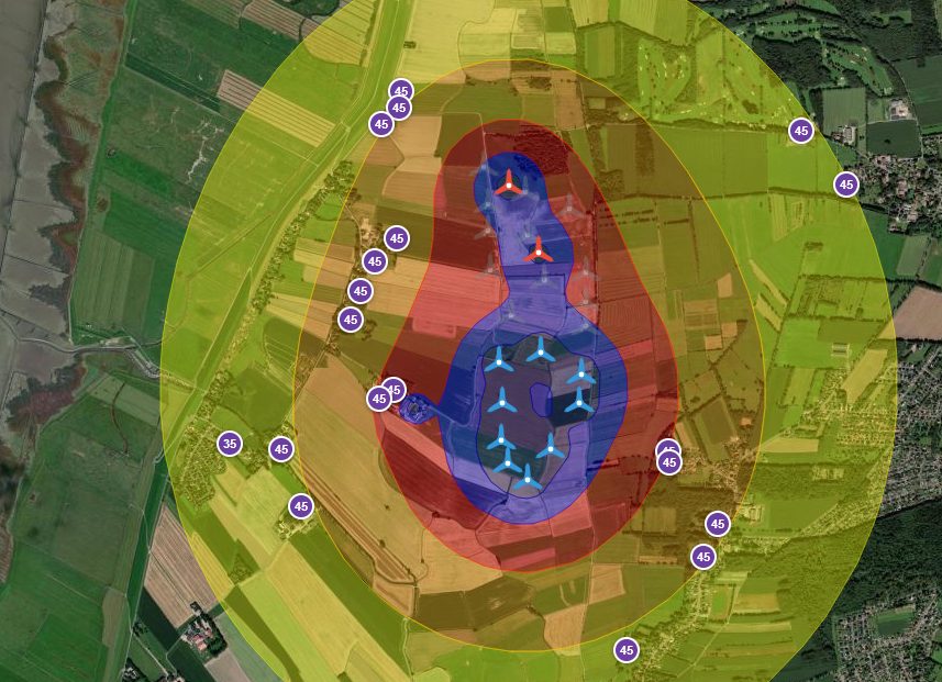 Luftbild eines geplanten Windparks mit den farbigen Isophonen der Schallimmissionsprognose; die maßgeblichen Immissionsorte sind einzeln markiert.